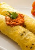 Canudo de omelete recheado com presunto, mussarela e catupiry