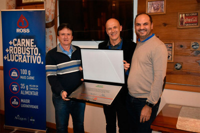 Representantes da Granja Pinheiros com sua placa de premiação