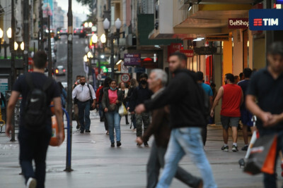 Taxa de desemprego fica em 10,5% no trimestre até abril, afirma IBGE